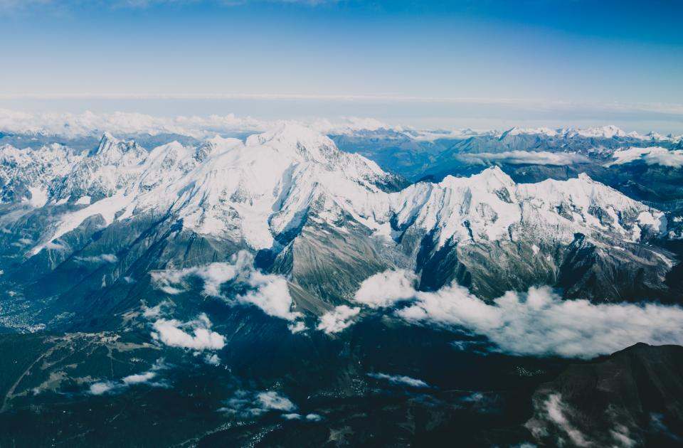 Luftaufnahme einer Bergkette