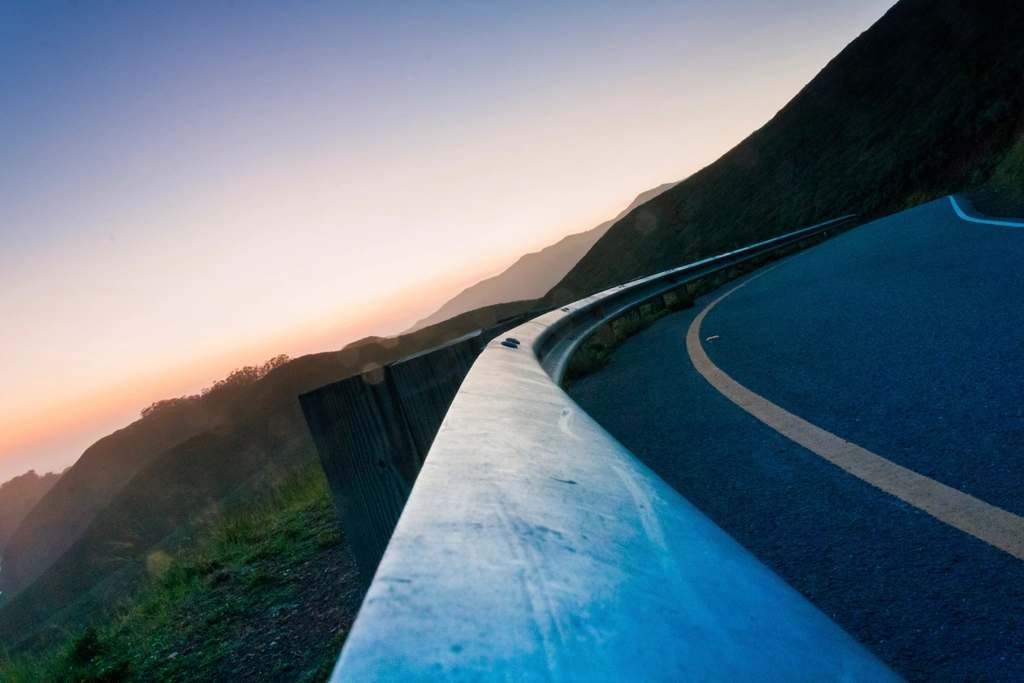 Bergstrasse in der Abenddämmerung